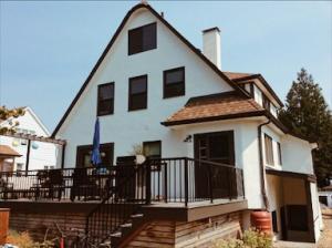 A stucco home in Beacon Hill, Seattle. NE Portland Painters painted the stucco white and the trim black.